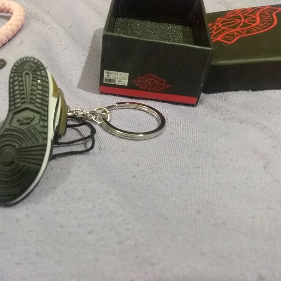 Nike mini shoe keychain - Picture 4 of 7